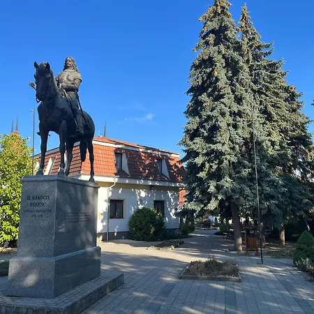 Kuruc Panzio Kossuth Utca 25e 3* Tarpa