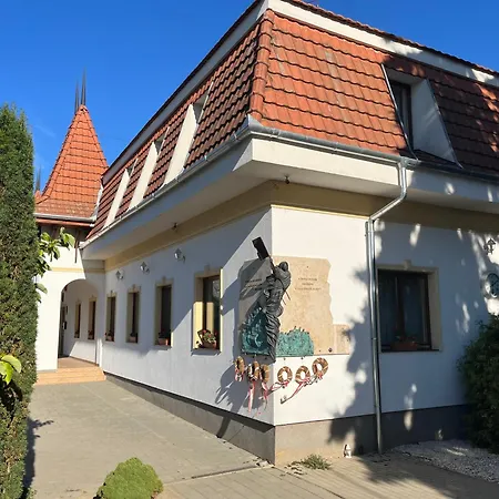 Kuruc Panzio Kossuth Utca 25e 3* Tarpa