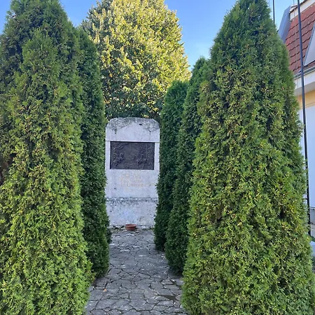 Kuruc Panzio Kossuth Utca 25e Bed & Breakfast 3*