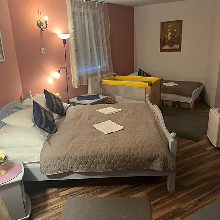 Kuruc Panzio Kossuth Utca 25e Bed & Breakfast 3*