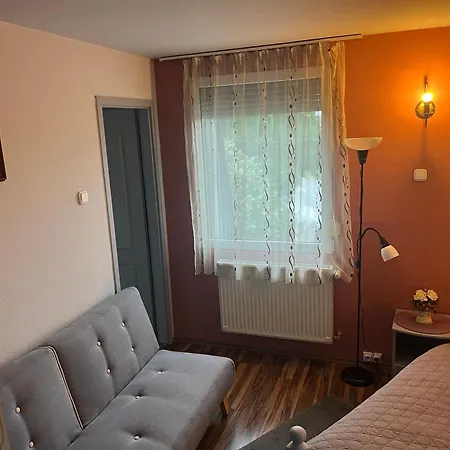 Kuruc Panzio Kossuth Utca 25e 3* Tarpa