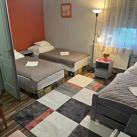 Kuruc Panzio Kossuth Utca 25e B&B Tarpa