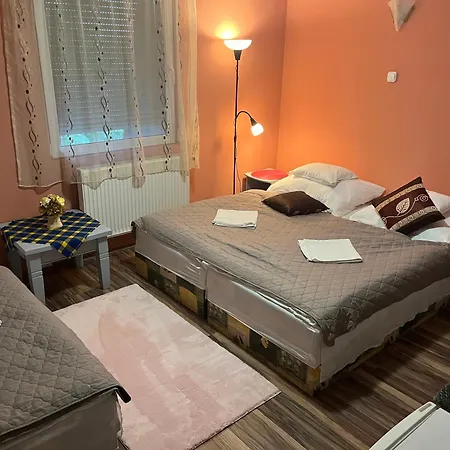 Kuruc Panzio Kossuth Utca 25e Tarpa