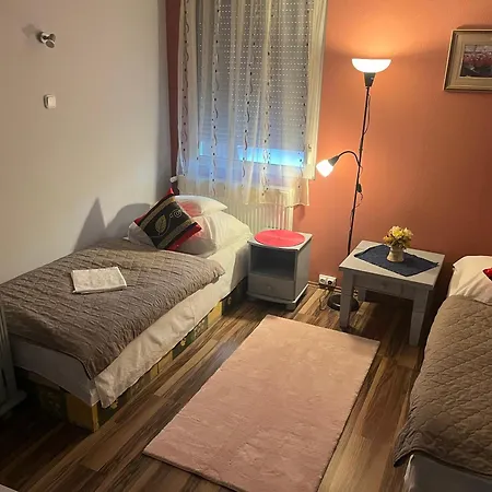 Kuruc Panzio Kossuth Utca 25e 3*